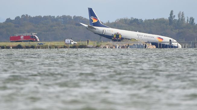 Pesawat Kargo Boeing 737 West Atlantic tergelincir melewati landasan pacu selama fase pendaratannya di Bandara Montpellier, Prancis, Sabtu (24/9/2022). [SYLVAIN THOMAS / AFP]