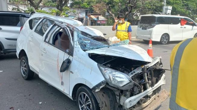 Dua penumpang Toyota Cayla tewas usai seruduk truk boks di Tol Jakarta Lingkar Barat 1. (Foto: Dok. PJR Bitung)