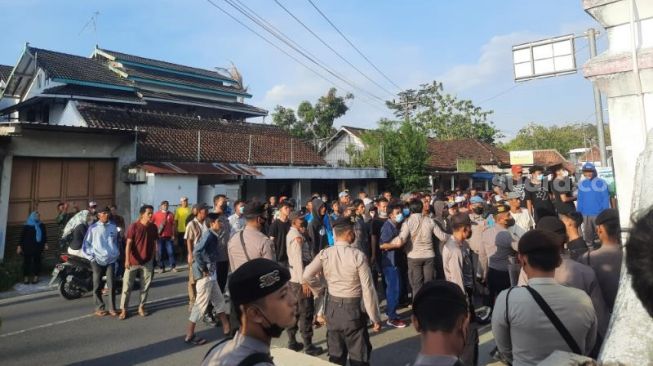 Proses pemilihan lurah di Kalurahan Seloharjo diwarnai ricuh dari massa pendukung, Minggu (25/9/2022). - (Suara.com/Wahyu Turi)