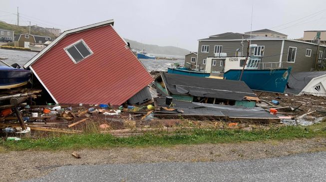 Foto menunjukkan kerusakan yang disebabkan oleh Badai Fiona di Rose Blanche-Harbour le Cou, Newfoundland dan Labrador, Kanada, Minggu (25/9/2022). [Pauline Billard / AFP]