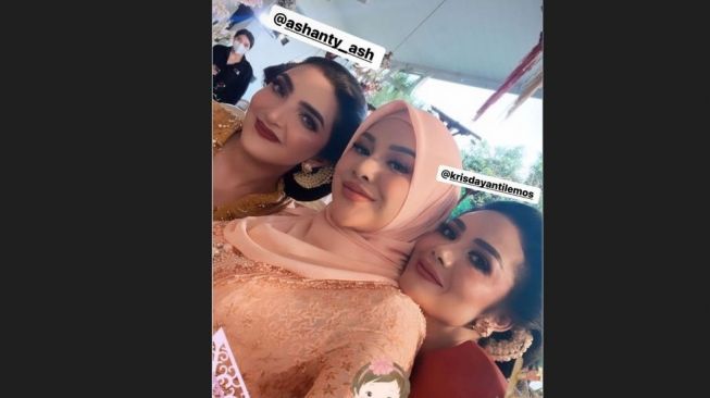 Adem Banget Liatnya, Momen Kedekatan Ashanty dan Krisdayanti di Acara Tedak Siten Baby Ameena Jadi Sorotan