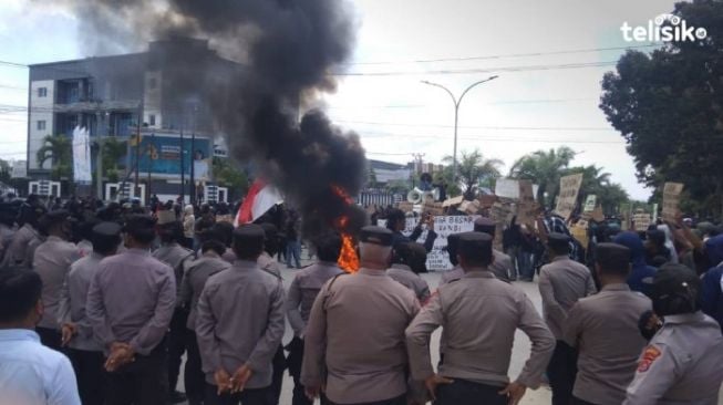 Ratusan Mahasiswa Berunjuk Rasa di Mapolda Sulawesi Tenggara, Tuntut Penyelesaian Kasus Tewasnya Randi dan Yusuf