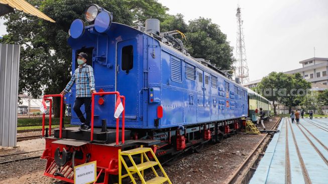 Pengunjung melihat kereta api saat acara Open House Balai Yasa di Manggarai, Jakarta Selatan Senin (26/9/2022). [Suara.com/Alfian Winanto]