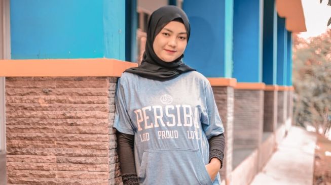 Puput, Suporter Cantik yang Candu Dukung Persiba Balikpapan