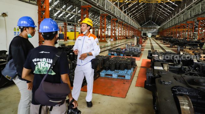 Pengunjung workshop kereta api saat acara Open House Balai Yasa di Manggarai, Jakarta Selatan Senin (26/9/2022). [Suara.com/Alfian Winanto]