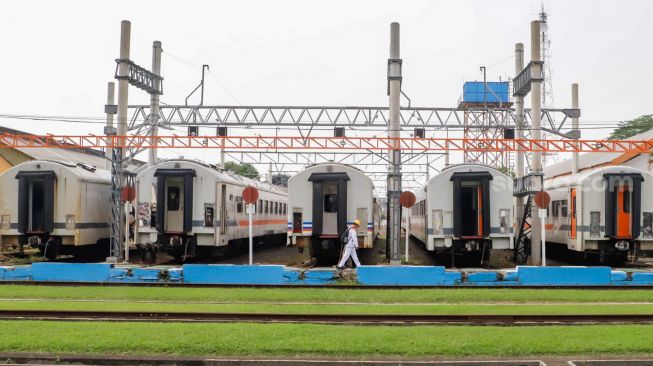 Pengunjung melihat kereta api saat acara Open House Balai Yasa di Manggarai, Jakarta Selatan Senin (26/9/2022). [Suara.com/Alfian Winanto]