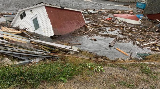 Foto menunjukkan kerusakan yang disebabkan oleh Badai Fiona di Rose Blanche-Harbour le Cou, Newfoundland dan Labrador, Kanada, Minggu (25/9/2022). [Pauline Billard / AFP]