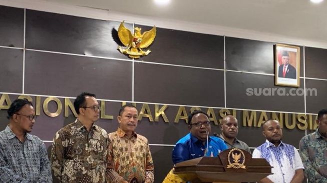 Komnas HAM setelah melakukan pertemuan dengan perwakilan tersangka Gubernur Papua Lukas Enembe. (Suara.com/Yaumal)