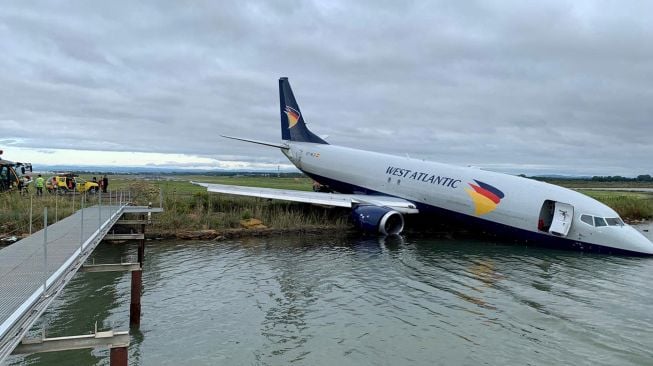 Pesawat Kargo Boeing 737 West Atlantic tergelincir melewati landasan pacu selama fase pendaratannya di Bandara Montpellier, Prancis, Sabtu (24/9/2022). [SYLVAIN THOMAS / AFP]