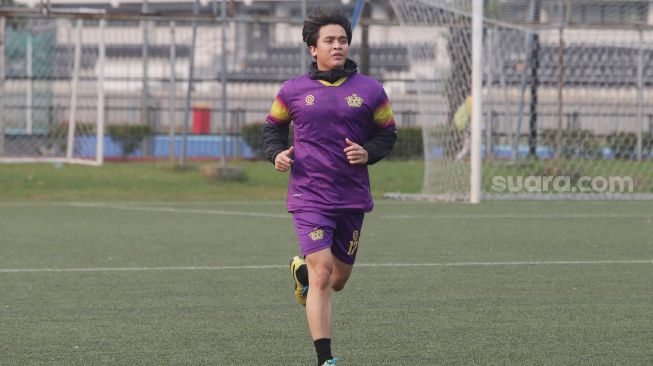 Billy Syahputra memimpin bermain sepak bola di Jakarta, Senin (26/9). [Suara.com/Oke Atmaja]