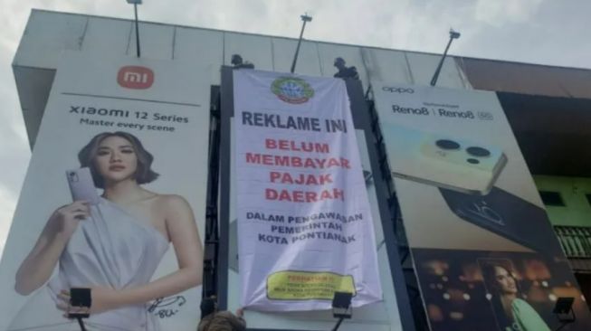 Tidak Bayar Pajak, 34 Titik Reklame di Pontianak Disegel