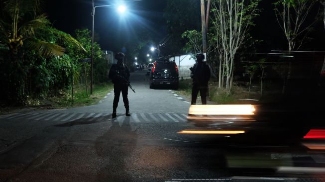 Polisi berjaga di lokasi ledakan di Asrama Grogol Indah Baru,Telukan, Grogol, Kabupaten Sukoharjo, Jawa Tengah, Minggu (25/9/2022). [ANTARA FOTO/Maulana Surya/hp].