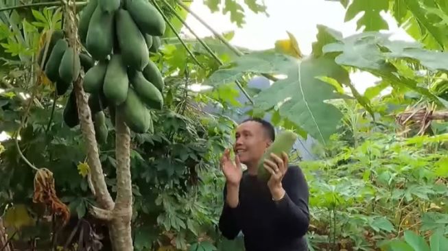 Momen Ayu Ting Ting dan Ayah Ojak berkebun (YouTube/TRANS7 OFFICIAL)