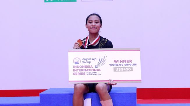 Tunggal putri PB Djarum, Mutiara Ayu Puspitasari usai menjuarai Indonesia International Series 2022 di GOR Among Rogo, Yogyakarta, Minggu (26/9/2022). [PB Djarum/Indonesia International Series 2022]