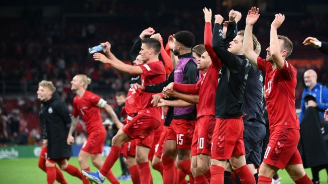 Para pemain Denmark melakukan selebrasi dengan penggemar mereka setelah mengalahkan Prancis 2-0 dalam matchday keenam atau terakhir Grup A1 UEFA Nations League 2022-2023 antara Denmark vs Prancis di Kopenhagen pada 25 September 2022.FRANCK FIFE / AFP.