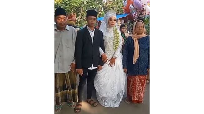 Bukan Digandeng, Pengantin Pria Malah Tinggal Istri Menuju Pelaminan, Warganet: Namanya juga Baru