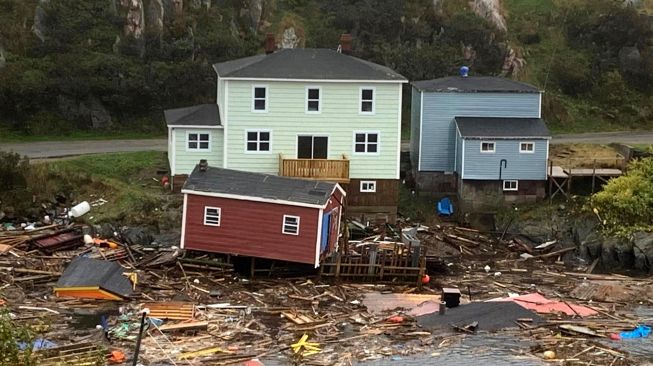 Foto menunjukkan kerusakan yang disebabkan oleh Badai Fiona di Rose Blanche-Harbour le Cou, Newfoundland dan Labrador, Kanada, Minggu (25/9/2022). [Pauline Billard / AFP]