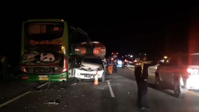 Satu Orang Meninggal dalam Kecelakaan Beruntun 5 Kendaraan di Tol Malang - Pandaan