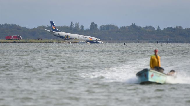 Pesawat Kargo Boeing 737 West Atlantic tergelincir melewati landasan pacu selama fase pendaratannya di Bandara Montpellier, Prancis, Sabtu (24/9/2022). [SYLVAIN THOMAS / AFP]