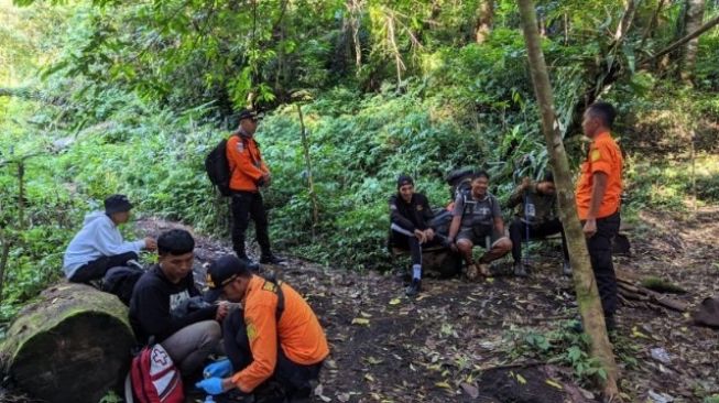 8 Pendaki Gunung Soputan Tersesat, Ditemukan Selamat Oleh Tim SAR