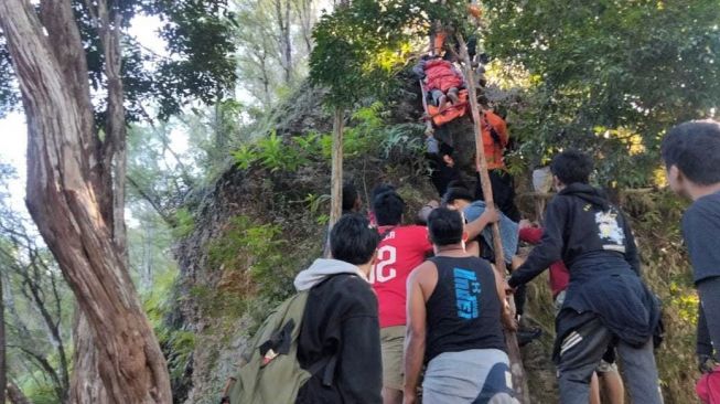 Tim Basarnas mengevakuasi pendaki yang terjatuh di jurang gunung Popalia di Kecamatan Wolasi, Konawe Selatan, Sulawesi Tenggara, Senin (26/9/2022).  [Humas Basarnas Kendari]