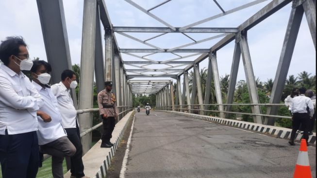 Komisi C DPRD DIY tinjau jembatan glagah yang nyaris roboh, Senin (26/9/2022). [Wahyu Turi Krisanti / SuaraJogja.id]