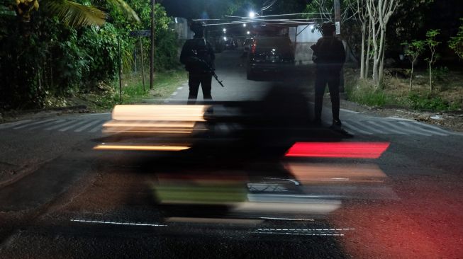 Polisi berjaga di lokasi ledakan di Asrama Grogol Indah Baru,Telukan, Grogol, Kabupaten Sukoharjo, Jawa Tengah, Minggu (25/9/2022). [ANTARA FOTO/Maulana Surya/hp].