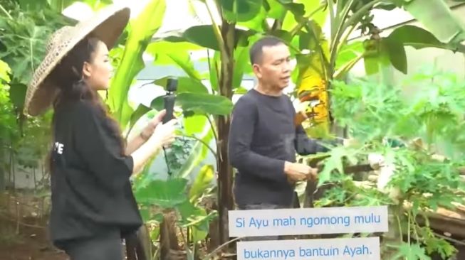 Momen Ayu Ting Ting dan Ayah Ojak berkebun (YouTube/TRANS7 OFFICIAL)