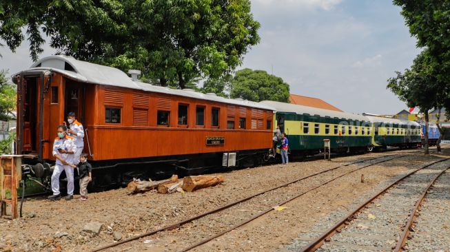 Pengunjung melihat kereta api saat acara Open House Balai Yasa di Manggarai, Jakarta Selatan Senin (26/9/2022). [Suara.com/Alfian Winanto]