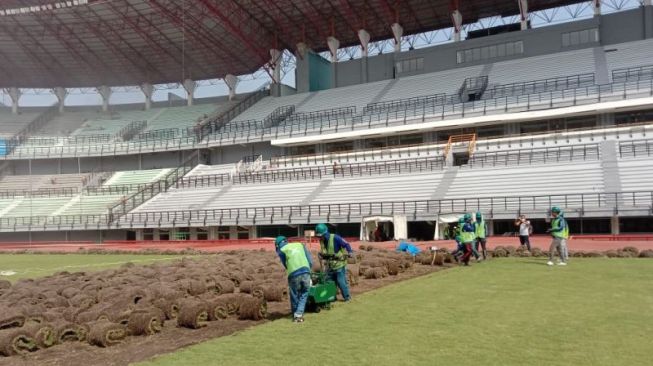 Arsip Foto - Sejumlah petugas mengupas rumput yang lama di Stadion Gelora Bung Tomo (GBT) Kota Surabaya untuk diganti dengan rumput yang baru sesuai standar FIFA menjelang Piala Dunia U-20. (FOTO ANTARA/HO-Humas Pemkot Surabaya).