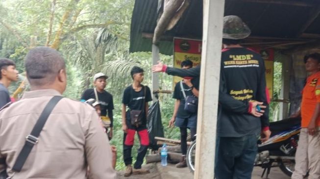 Relawan dan Aparat Evakuasi Pendaki Tersesat di Gunung Kelud