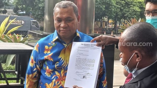 Kuasa Hukum Gub Papua Lukas Enembe, Roy Rening di Gedung KPK Senin (foto Welly/26/9/2022).