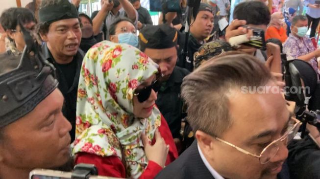 Roro Fitria dikawal banyak orang saat menghadiri sidang cerai di Pengadilan Agama Jakarta Selatan. [Suara.com/Adiyoga Priyambodo]