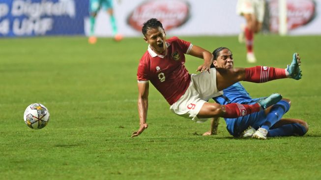 Pesepak bola Tim Nasional Indonesia Dimas Drajad (kiri) terjatuh usai berebut bola dengan pesepak bola Tim Nasional Curacao Shermaine Martina (kanan) dalam pertandingan 'FIFA Match Day' di Stadion Pakansari, Cibinong, Kabupaten Bogor, Jawa Barat, Selasa (27/9/2022). ANTARA FOTO/Aditya Pradana Putra/hp.