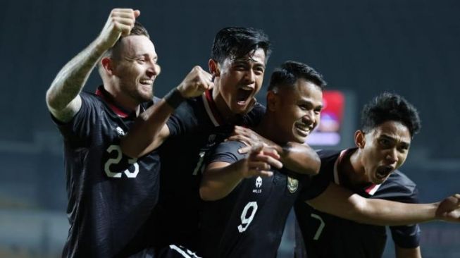 Selebrasi Dimas Drajad bersama rekan setim usai cetak gol saat Timnas Indonesia kalahkan Curacao 3-2. [Dok. PSSI]
