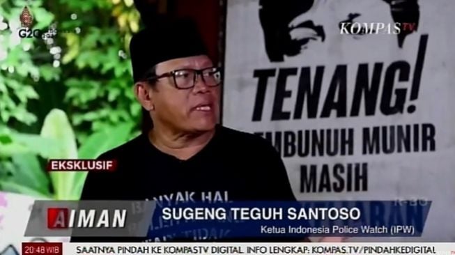 Ketua IPW Sugeng Teguh Santoso membahas diduga laporan keuangan Konsorsium Judi Online 303 bersama Aiman Witjaksono. (YouTube/KompasTV Pontianak)