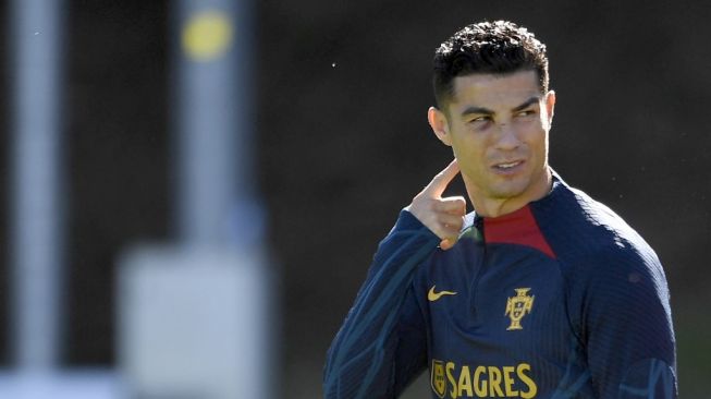 Penyerang Timnas Portugal, Cristiano Ronaldo menjalani sesi latihan jelang laga UEFA Nations League kontra Spanyol yang akan dihelat di Stadion Municipal di Braga, Portugal, Rabu (28/9/2022) dini hari WIB. [MIGUEL RIOPA / AFP]