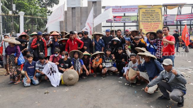 Massa gabungan dari Petani, Buruh dan Mahasiswa menggelar aksi unjuk rasa di depan Gedung DPR RI, Jakarta Pusat, Selasa (27/9/2022). [Suara.com/Alfian Winanto]