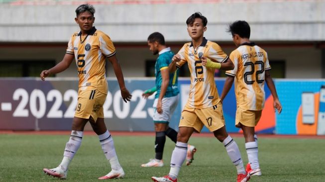 Iqbal Al Ghuzat (tengah) cetak satu dari dua gol kemenangan FC Bekasi City atas Nusantara United di Stadion Patriot Candrabhaga, Selasa (27/9/2022) (Ist)