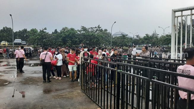 Suasana jelang pertandingan Timnas Indonesia vs Curacao di Stadion Pakansari, Cibinong, Selasa (27/9/2022). (Suara.com/Adie Prasetyo Nugraha).