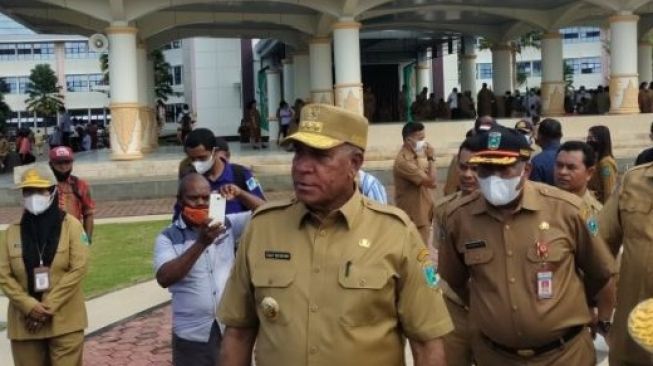 Profil Paulus Waterpauw, PJ Gubernur Papua Barat yang Somasi Pengacara Lukas Enembe