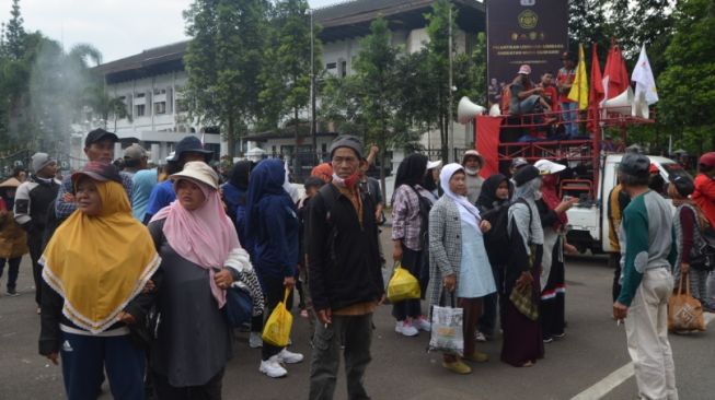 Ratusan petani Bandung Selatan geruduk Gedung Sate dalam peringatan Hari Tani Nasional, Selasa (27/9/2022). [Suara.com/M Dikdik RA]