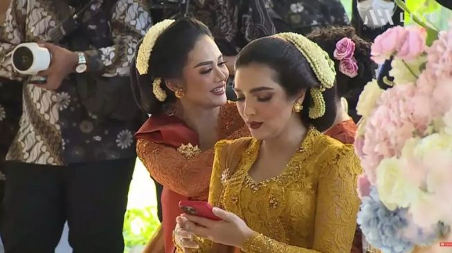 Sama-sama Cantik, Intip 8 Gaya Ashanty dan Krisdayanti di Prosesi Tedak Siten Ameena Hanna Nur Atta