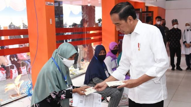 Presiden Joko Widodo atau Jokowi saat memberikan bantuan subsidi upah (BSU) di Kantor Pos Baubau, Kota Baubau, Provinsi Sulawesi Tenggara, Selasa (27/9/2022). [Foto: Kris - Biro Pers Sekretariat Presiden]