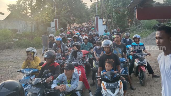 Potret Ratusan Pengendara Antre Menuju Jembatan Sasak Sungai Bengawan Solo, Menunggu Sejam Baru Nyebrang