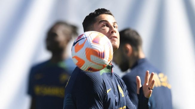 Penyerang Timnas Portugal, Cristiano Ronaldo menjalani sesi latihan jelang laga UEFA Nations League kontra Spanyol yang akan dihelat di Stadion Municipal di Braga, Portugal, Rabu (28/9/2022) dini hari WIB. [MIGUEL RIOPA / AFP]