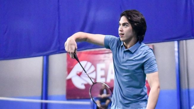 Nggak Kalah Keren dari Atlet Profesional, 5 Potret El Rumi Main Badminton