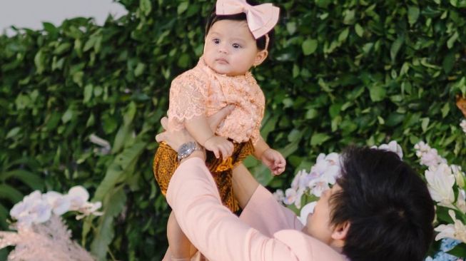 Potret Tedak Siten Anak Artis (Instagram/@aurelie.hermansyah)