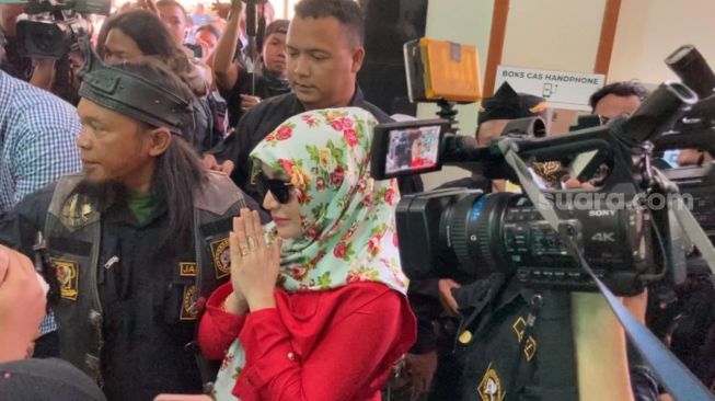 Roro Fitria dikawal banyak orang saat menghadiri sidang cerai di Pengadilan Agama Jakarta Selatan. [Suara.com/Adiyoga Priyambodo]