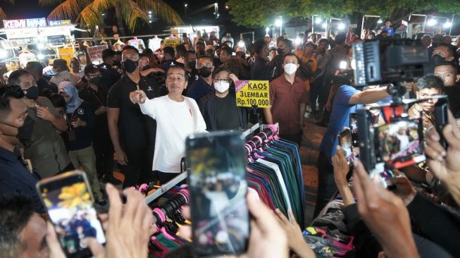 Blusukan Malam Hari, Jokowi Sambangi Rumah Warga di Baubau Beri Bantuan